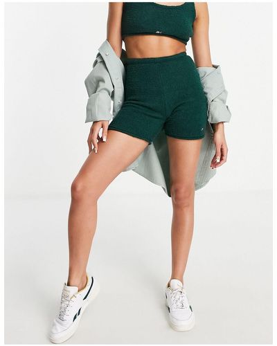 Reebok – gemütliche, flauschige legging-shorts - Grün