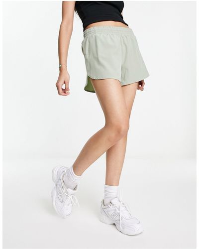 Columbia Pantalones cortos verdes hike exclusivos en asos - Blanco