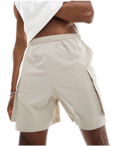 ASOS 4505 Icon - pantaloncini da allenamento color pietra quick dry con tasche cargo - Bianco