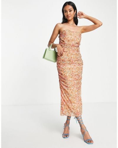 Pretty Lavish – wadenlanges, trägerloses kleid mit raffung und blümchenmuster - Mehrfarbig