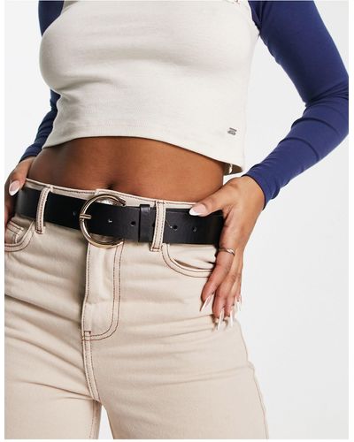 Glamorous Cinturón con diseño para cadera y cintura y hebilla minimalista redonda dorada de - Negro
