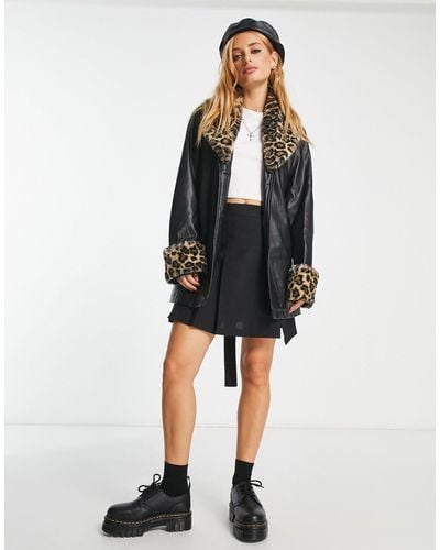 ONLY – schwarze jacke aus lederimitat mit fellbesatz mit leoparden-print