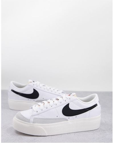 Nike Blazer - sneakers basse con plateau bianche e nere - Bianco