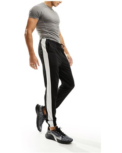 ASOS 4505 – icon – schmal geschnittene trainings-jogginghose aus schnell trocknendem material - Schwarz