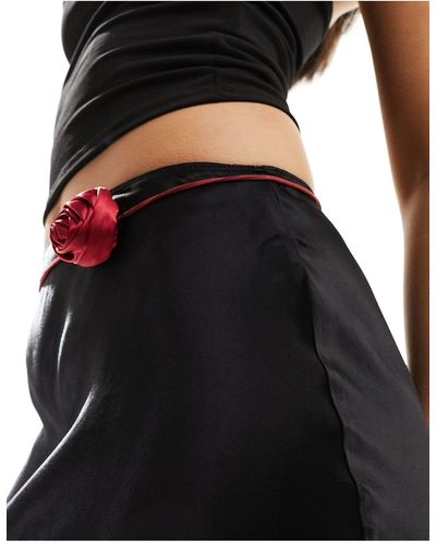 True Decadence Cintura rossa per i fianchi con decorazione a forma di rosa - Nero
