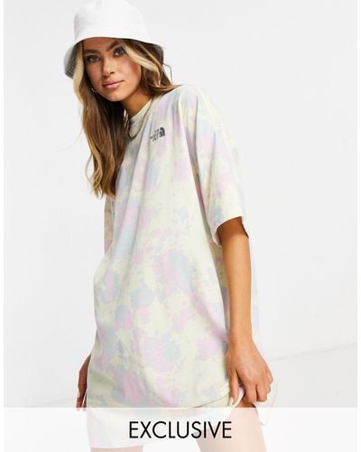 The North Face – t-shirt-kleid mit batikmuster, exklusiv bei asos - Mehrfarbig