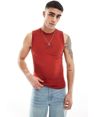 ASOS Camiseta roja ajustada sin mangas con estampado en el pecho - Rojo