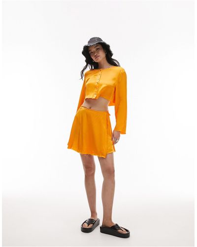 TOPSHOP Mini-jupe portefeuille d'ensemble en satin avec bord effiloché - Orange