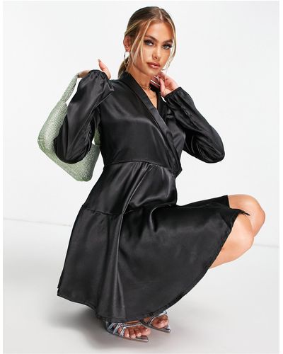 TFNC London Robe portefeuille courte en satin - Noir