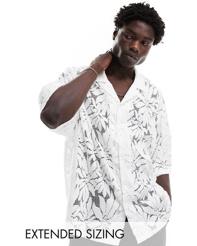 ASOS – kurzärmliges oversize-hemd aus er spitze mit hohem reverskragen - Weiß