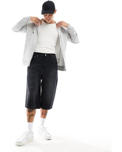 ASOS Short en jean long avec écussons à l'arrière - délavé - Blanc