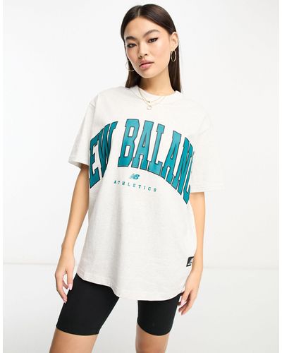 New Balance T-shirt bianca slavata con logo grande - Bianco