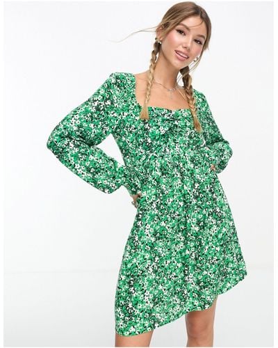 Vero Moda Exclusivité - robe courte froncée devant à manches longues et motif à fleurs - Vert