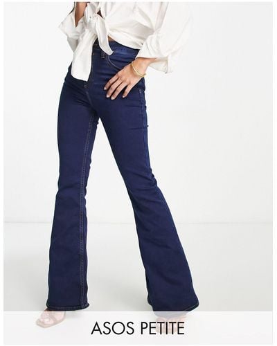 ASOS Petite - jeans a zampa scuro super elasticizzati - Blu