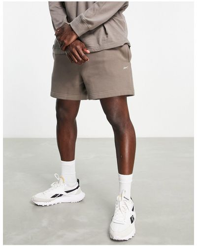 Reebok Pantalones cortos gris tierra básicos wardrobe essentials - Blanco
