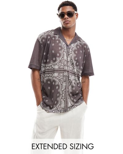 ASOS – oversize-polohemd mit durchgehendem paisley-print und reverskragen - Grau