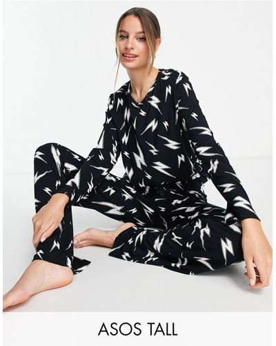ASOS Asos Design Tall - Viscose Pyjamaset Van Top Met Lange Mouwen En Broek Met Bliksemprint - Zwart