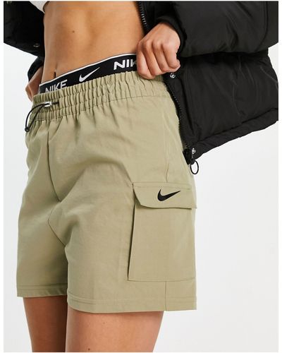 Nike Pantalones cortos verde oliva cargo con logo pequeño y bolsillos