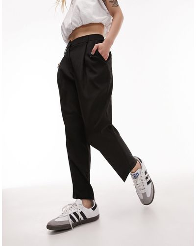 Topshop Unique Pantalon ajusté coupe slim à plis et taille haute - noir