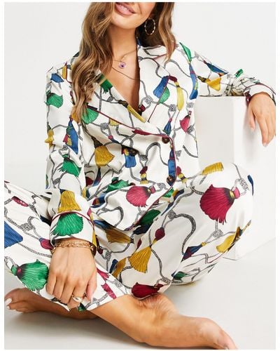 Chelsea Peers Premium - Satijnen Pyjamaset Bestaande Uit Top Met Dubbele Rij Knopen En Reverskraag En Broek Met Smalle Pijpen - Grijs