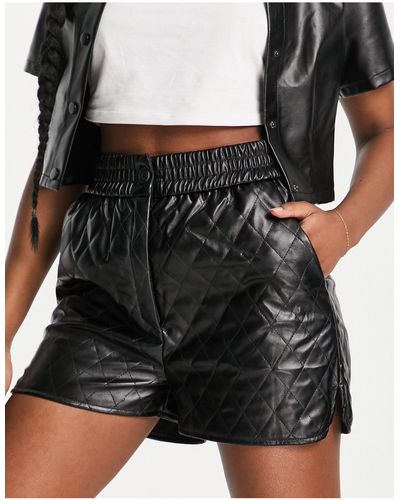 Lola May – shorts aus kunstleder mit hohem bund und rautenförmigen steppmuster - Schwarz