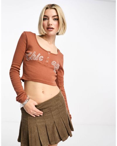 Daisy Street Long Sleeve Henley Crop Top With Chicago Print - Brown