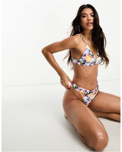 Threadbare Coordinato bikini con top a triangolo e pareo con stampa di cartoline - Rosa