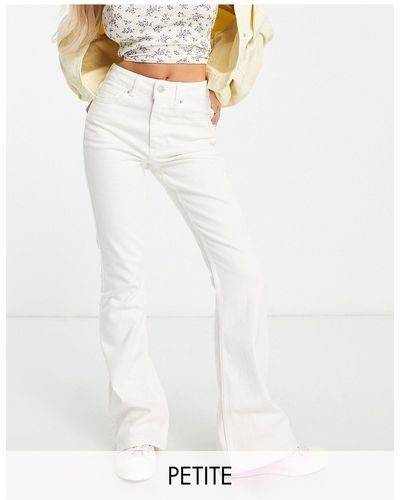 New Look Jeans a zampa bianchi a vita medio alta - Bianco