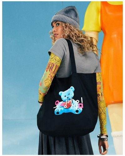 ASOS X Squid Game: The Challenge Tote Bag With Bear Print - Blue