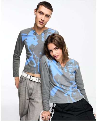 Collusion Unisex – knapp geschnittenes, langärmliges shirt mit muster und eingekerbtem ausschnitt - Blau