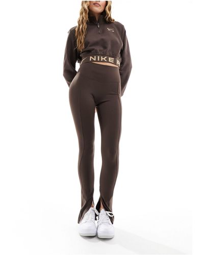 Nike One - legging taille haute à ourlet fendu - marron baroque