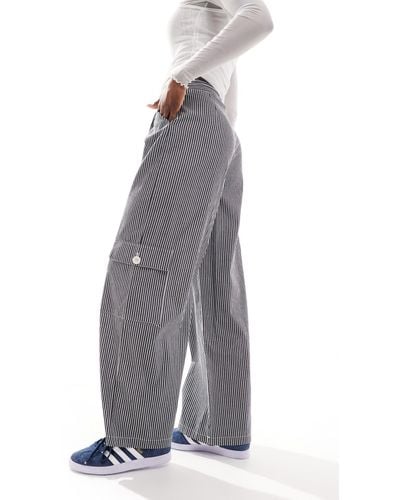 Reclaimed (vintage) Pantalon cargo large à fines rayures - gris foncé