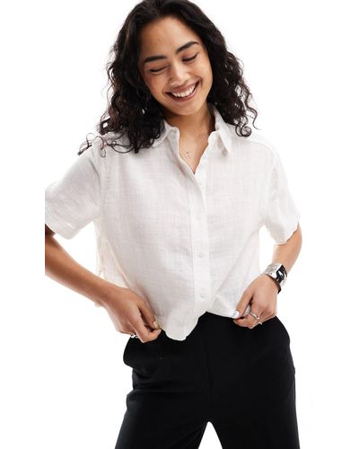 Bershka Chemise ample à manches courtes en tissu aspect lin - Blanc
