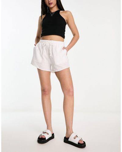 Bershka Short aspect lin avec lien noué à la taille - Blanc