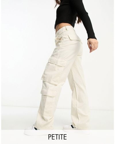 Bershka Petite - pantaloni cargo bianchi con coulisse - Bianco