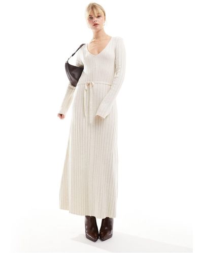 Pretty Lavish Robe longueur mollet en maille légère - écru - Blanc