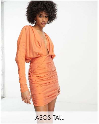 ASOS Asos design tall - robe courte froncée à manches longues torsadée sur le devant - rouille délavé - Orange