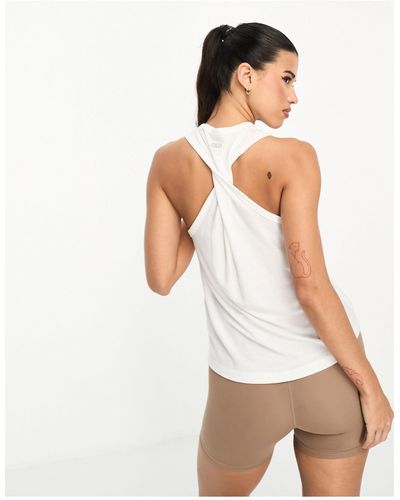 ASOS 4505 Camiseta sin mangas para yoga con detalle retorcido en la espalda - Negro