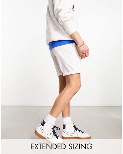 ASOS – mittellange chino-shorts mit schmalem schnitt - Weiß