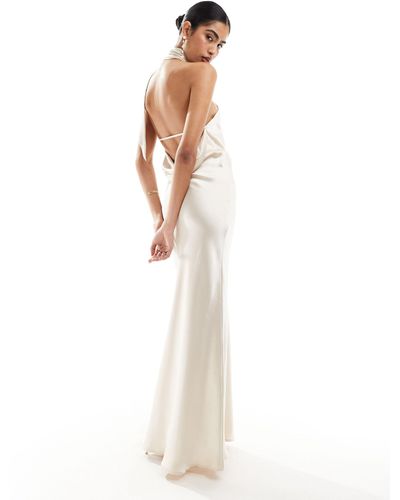 Pretty Lavish Hen - robe longue dos nu satinée avec foulard - ivoire - Blanc