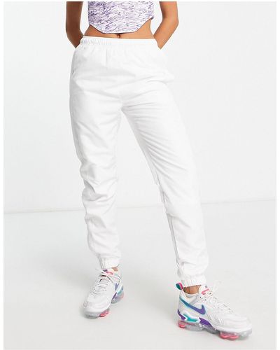 Lacoste – jogginghose mit schmalem schnitt - Weiß