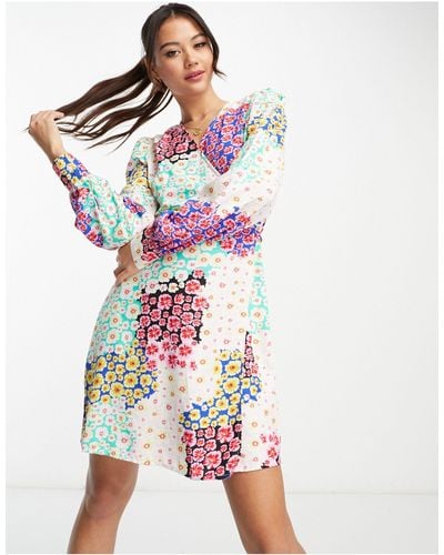 Pieces Exclusivité - robe portefeuille courte à imprimé patchwork fleuri - Blanc