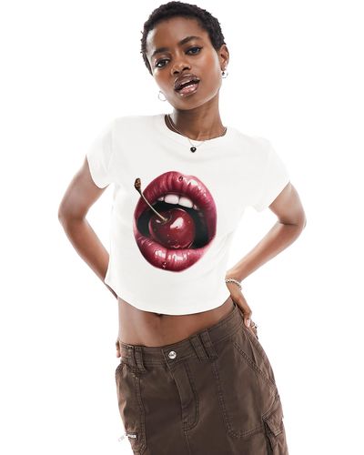 ASOS T-shirt côtelé effet rétréci avec imprimé photo lèvres et cerise - crème - Blanc
