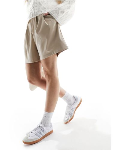ASOS – dad-shorts aus kunstleder - Weiß