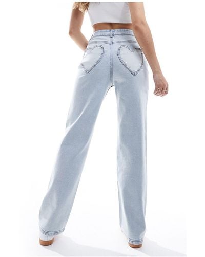 Miss Selfridge – gerade geschnittene jeans mit ausgeblichener waschung und herztasche - Blau
