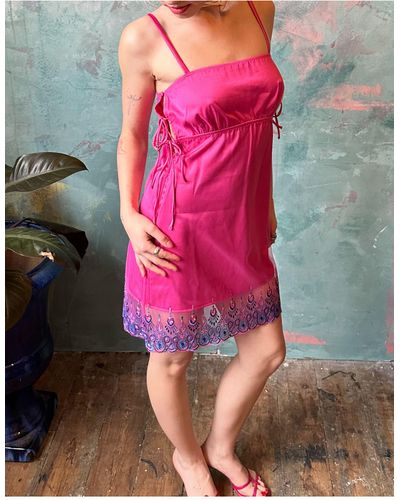 Labelrail X Lara Adkins - Mini Cami-jurk Met Mesh Bovenlaag Met Paisley Motief En Vierkante Hals - Roze