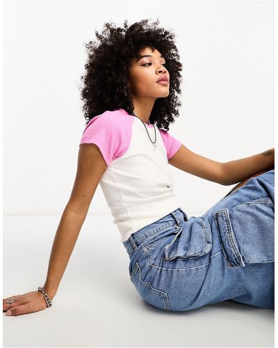 ONLY Camiseta rosa y blanca con mangas raglán en contraste exclusiva - Azul