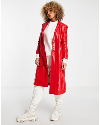 Jayley Trench-coat coupe boyfriend ultra brillant en imitation cuir - Rouge