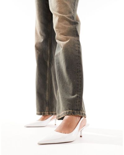ASOS Sharp - chaussures à petit talon avec bride chaîne à l'arrière - Blanc