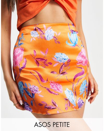 ASOS Asos design petite - mini-jupe satinée à imprimé fleuri et ourlet arrondi - vif - Orange